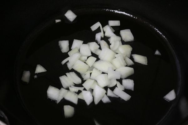 起油鍋中小火炒香洋蔥。