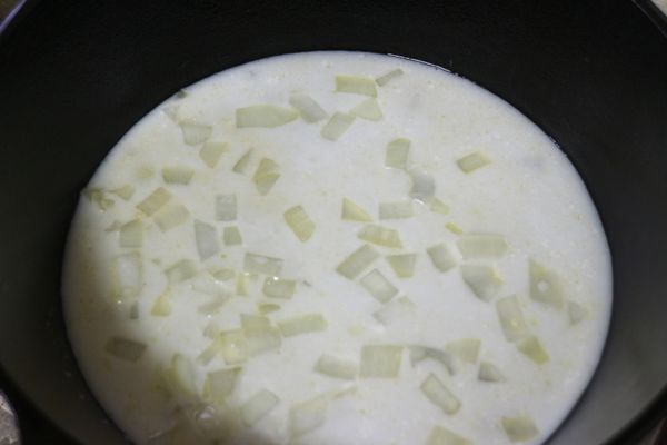 加入椰奶稍微炒香後加入水。