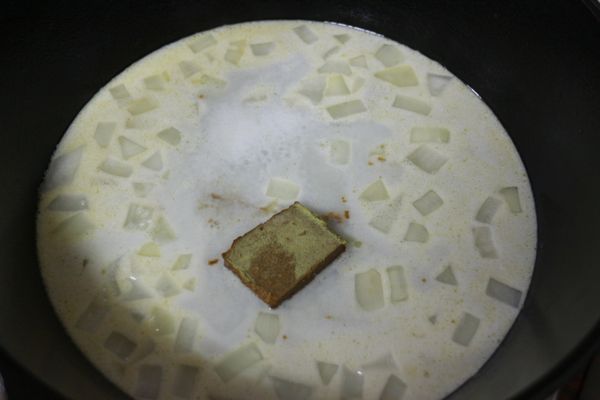 滾後轉小火，放入【穀盛綠咖哩】塊，攪拌均勻。