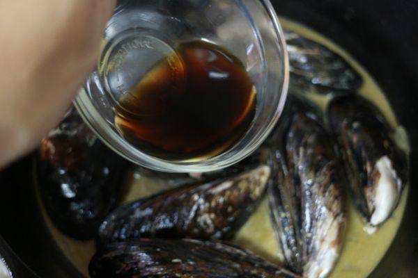 加入少許魚露增添風味，等淡菜稍微開口蓋上鍋蓋，悶約兩分鐘後打開鍋蓋，將已開口的淡菜撿出，再蓋上鍋蓋悶約兩分鐘，等所有淡菜都開口就完成了。起鍋前可放入少許九層塔葉。