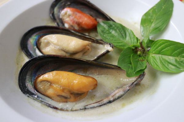 簡單又快速的『綠咖哩淡菜』，可配米飯或沾麵包都非常美味，如果你也是淡菜愛好者絕對不要錯過。