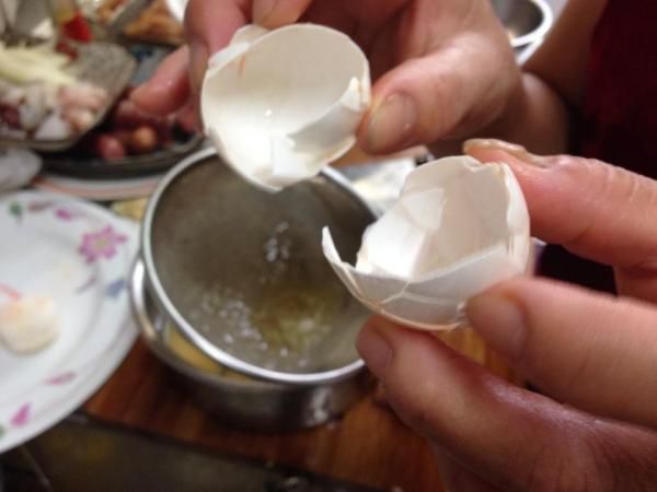 一顆蛋,就要有兩個半個蛋殼的水,兩顆蛋,就要有四個,以此類推!