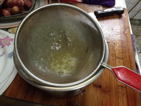蛋汁用濾網過濾,這個動作要濾掉雞蛋上面的筋,做出來的蒸蛋才會無氣泡綿綿密密 過濾完成後,加入調味料,鹽及柴魚粉,數量請依個人口味增添