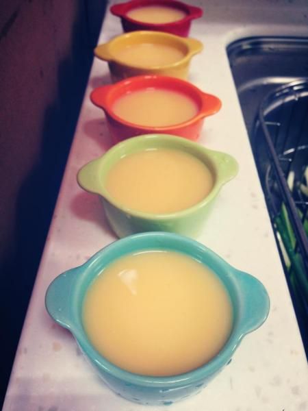 把處理好的蛋汁,倒入容器內,讓蛋汁冷靜冷靜,它等等才會好好表現,冷靜幾分鐘後,放入電鍋中!