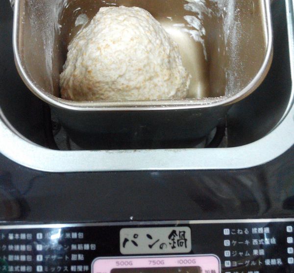 將[麵糰]材料依序放分入パンの鍋（胖鍋）製麵包機，行程10，揉麵糰及發酵。