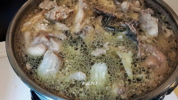 食材洗淨後，放入湯鍋，水量約蓋過食材，在熬煮過程，會有一些雜質浮在高湯上，以湯匙把雜質撈掉，熬煮時間約3-4小時即可。