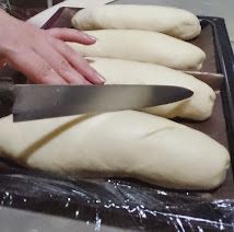 發酵好前10分鐘，將烤盤從烤箱中取出，烤箱打開預熱至185度c。進烤箱前在麵團上均勻劃出3條斜線。