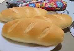 進烤箱前在麵團上大量噴水，放入已經預熱到185度c的烤箱中烘烤22-25分鐘到表面呈現金黃色為止。