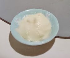 製做【奶油抹醬】，將無鹽奶油放置室溫回軟切成小塊，放入盆中用打蛋器攪打成乳霜狀，加入糖粉(細砂糖)攪打均勻，再將煉乳加入混合均勻即可。