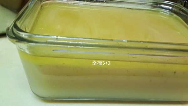 將熬煮的高湯過濾後，冷卻後放到冰箱冷藏，刮除上層的雞油。(雞油可炒菜)
