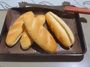 【組合】將麵包放涼後，橫剖成蝴蝶型，將適量的奶油抹醬塗抹在麵包中間即是好吃的維也納麵包囉!