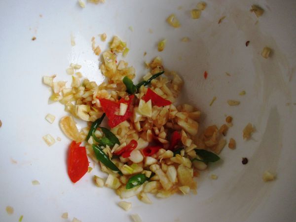 蒜和辣椒切小丁後搗碎到出汁，可以留下一些完整的辣椒裝飾。