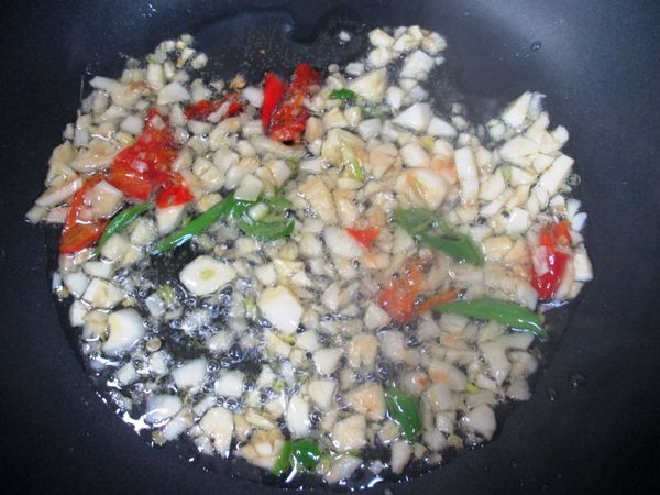 熱油爆香蒜和辣椒碎。