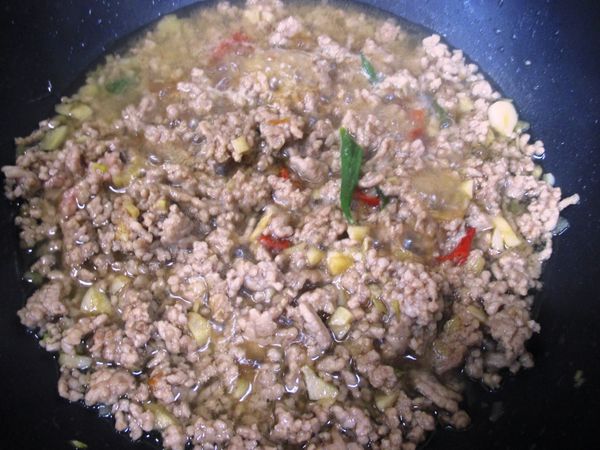 加入醬油和魚露調味，把絞肉炒熟，稍微收一下汁。