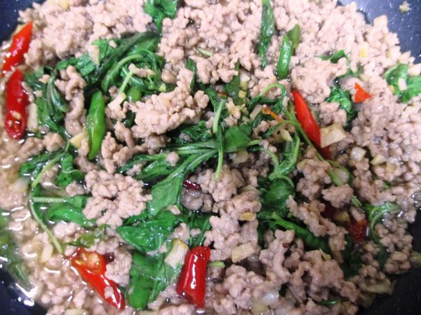 拌入剩下的辣椒和打拋葉，稍微炒軟後熄火，淋上萊姆汁即可。(煮太久萊姆汁酸味會減弱，最後再加比較好。)