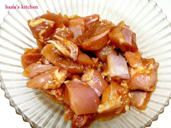 雞肉切成適當大小後用醃漬醬料醃漬約1小時.