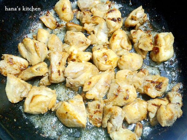 熱鍋後鍋內放入1.5大匙美奶滋讓它約半分溶化之後將雞肉下鍋.煎到兩面成金黃色.（美奶滋如果呈現白色小塊狀未溶解的時候沒有關係.一樣將肉放進鍋中用小火慢煎即可.因為煮到最後還是會溶化成油狀）