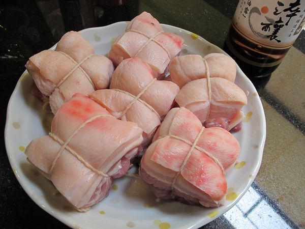 三層肉切成約5cmX5cm塊狀, 用棉線綁上十字狀(結在下方)