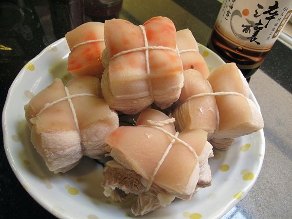煮一鍋水,水量淹過肉塊,冷水開始煮至滾(約5分鐘以利去血水),撈出沖水洗去雜質