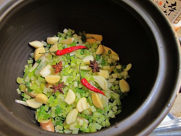 取一陶鍋,放入[辛香料]鋪底