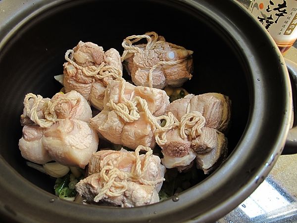 放入肉塊(皮朝下),倒入[調味料](水位淹過肉塊),轉大火煮至滾後轉文火