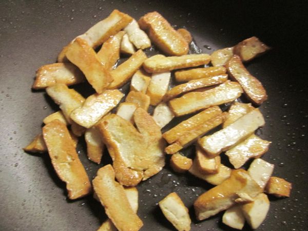 鍋中放油將豆干條煎香再撈起備用