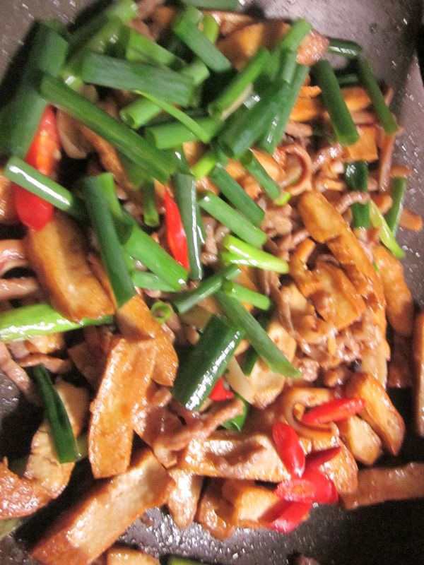 加回作法2豆干,再灑上白胡椒,淬釀醬油.米酒沿鍋邊嗆香,大火炒到均勻即可起鍋