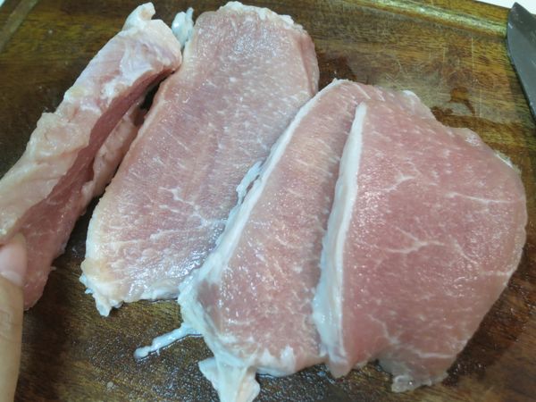 約1.5公分厚的里肌肉四片