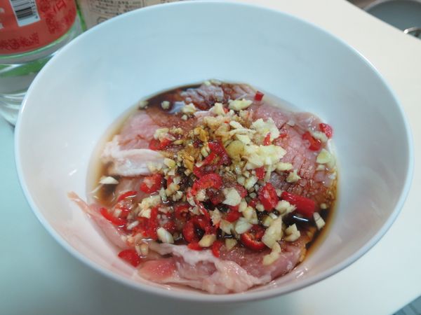 放入[醃料]，均勻攪拌後放入冰箱冷藏30分鐘