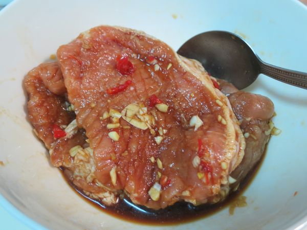 取出冷藏過後的肉片，去除肉片上較大顆的蒜末及辣椒末