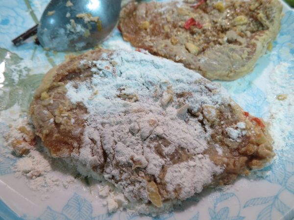 將肉片兩面稍微撒上少許麵粉，靜置反潮