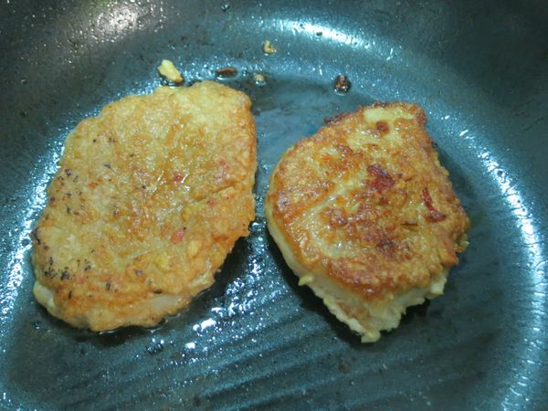 油熱後轉中小火將肉片煎熟即可囉