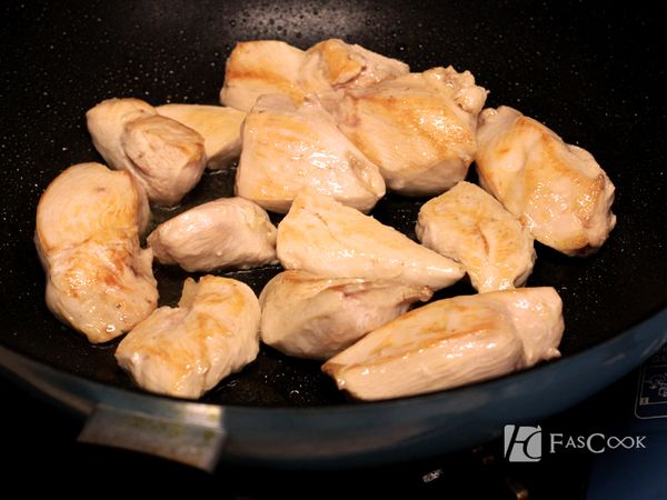 熱鍋，加入2匙油，將雞肉下鍋煎到兩面黃黃的，起鍋備用(洋菇也下鍋煸一下起鍋備用)