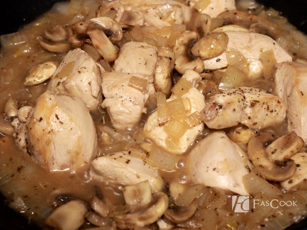 將洋蔥炒到透明，加入150CC的水、檸檬汁、白酒，蓋上鍋蓋待水滾，再將雞肉與蘑菇一起下鍋，加入鹽、黑胡椒、義大利香料，攪拌均勻