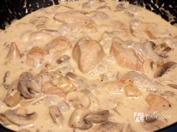 加入鮮奶油150CC，與其他材料攪拌均勻