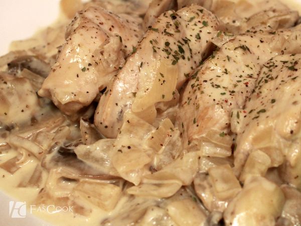 悶煮15-20分鐘入味，過程中要不時翻攪一下避免燒焦!撒上巴西利粉，美味的白醬蘑菇燉雞就可以上桌囉