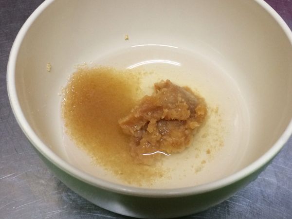 先將調味料調勻備用 ，茄子洗淨切滾刀狀