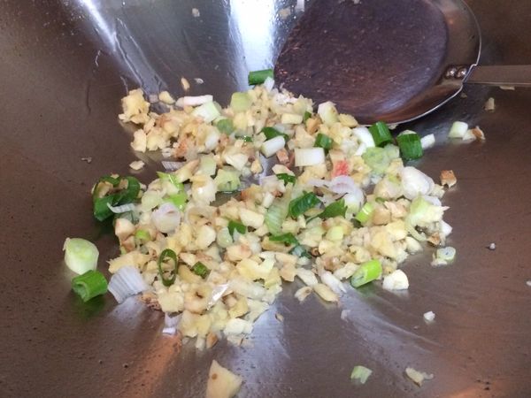 將蒜末、薑末、蔥花炒香