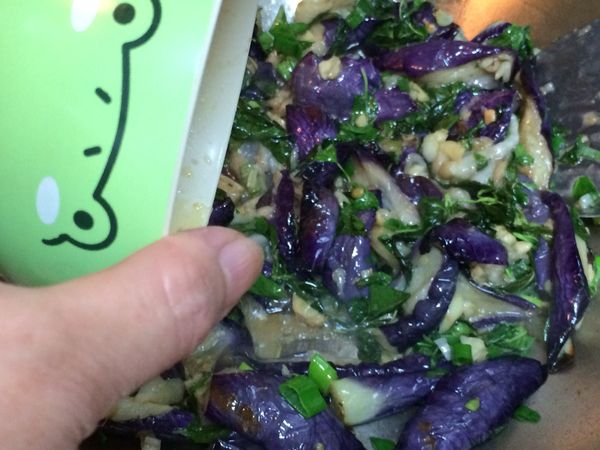 最後將作法⒌回鍋，倒入綜合調味料炒勻即可。