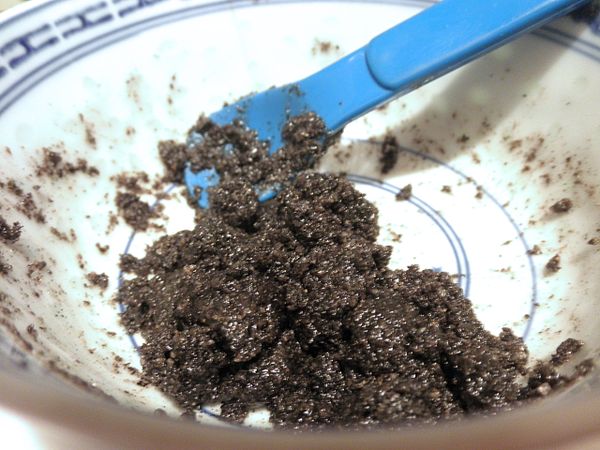 先做黑芝麻餡。在碗裡加入黑芝麻粉，白糖，油，攪拌均勻至像圖中稍微濕潤的質感，備用