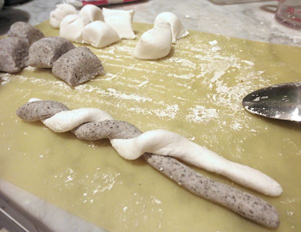 將兩個小粉糰 (原味的跟黑芝麻的)搓成條狀，瓣在一起。不要過份搓揉，否則紋理會消失