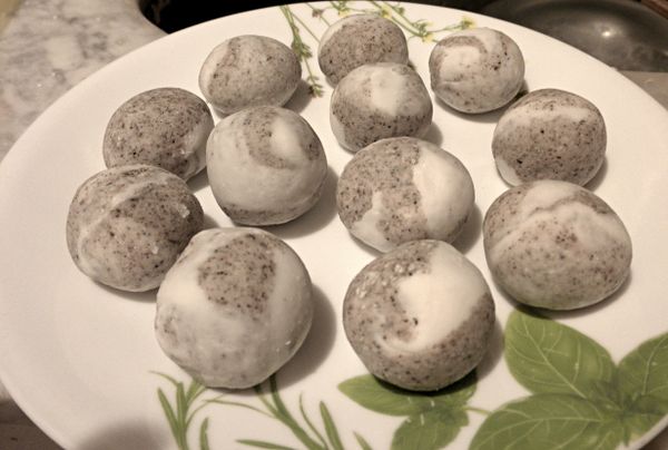 將小粉糰先搓圓再整成內厚外緣薄的小缽狀 (秘訣是把粉糰放在掌心，另一隻手用手指公下的厚肉輕輕把粉糰亞壓平)