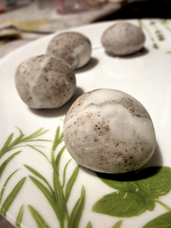 包進黑芝麻餡，收口捏緊，再放入掌心揉搓成球