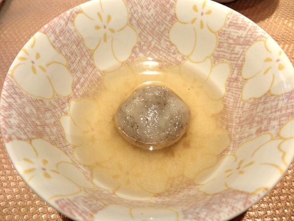 鍋內放適量的水，加入兩片姜。水滾放入湯圓，隨即用筷子搞動，令湯圓不黏鍋底