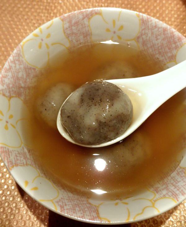 煮至湯圓浮起，加入冰糖/片糖 &amp; 桂花，再續煮 3-5分鐘。待糖煮融了即可