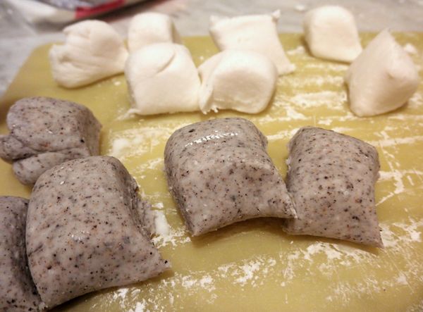 另一等份加入1 tbsp 黑芝麻粉，搓揉均勻成黑芝麻的粉糰，揉成長條並分切 16-20 個小糰- 覺得紋理不夠清晰的話就多加入 2-3 tbsp 黑芝麻粉