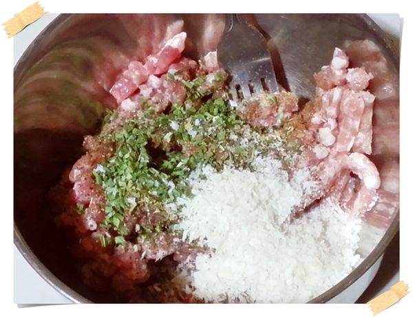 將絞肉用醃料醃漬30分鐘(水先別加)