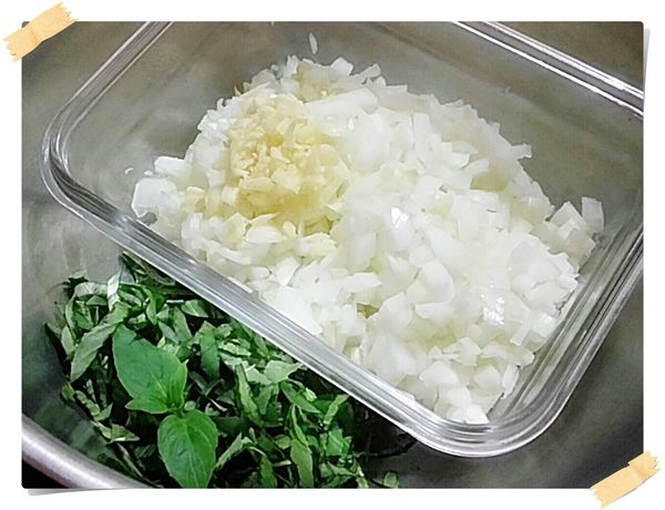 洋蔥.蒜頭.羅勒或九層塔都切碎