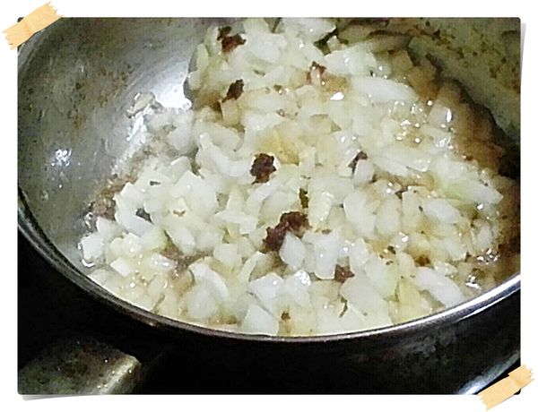 先爆香洋蔥蒜末