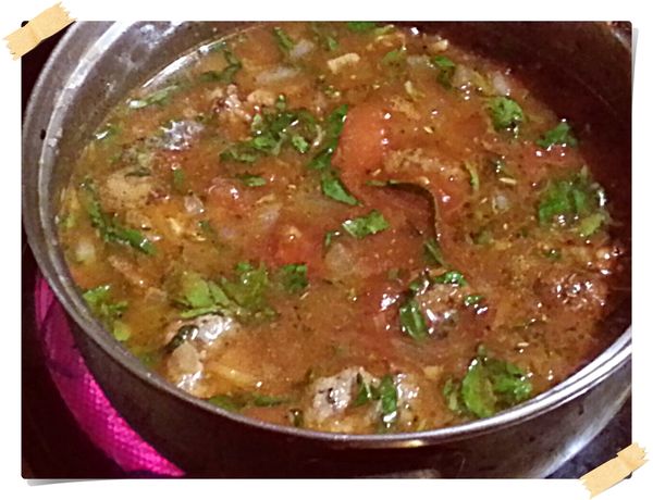 加入炸好的小肉丸.磨碎的番茄還有蘿勒.水以及調味料